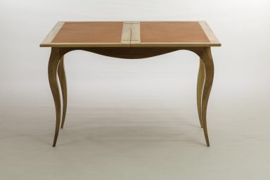 table ouverte recouverte de cuir